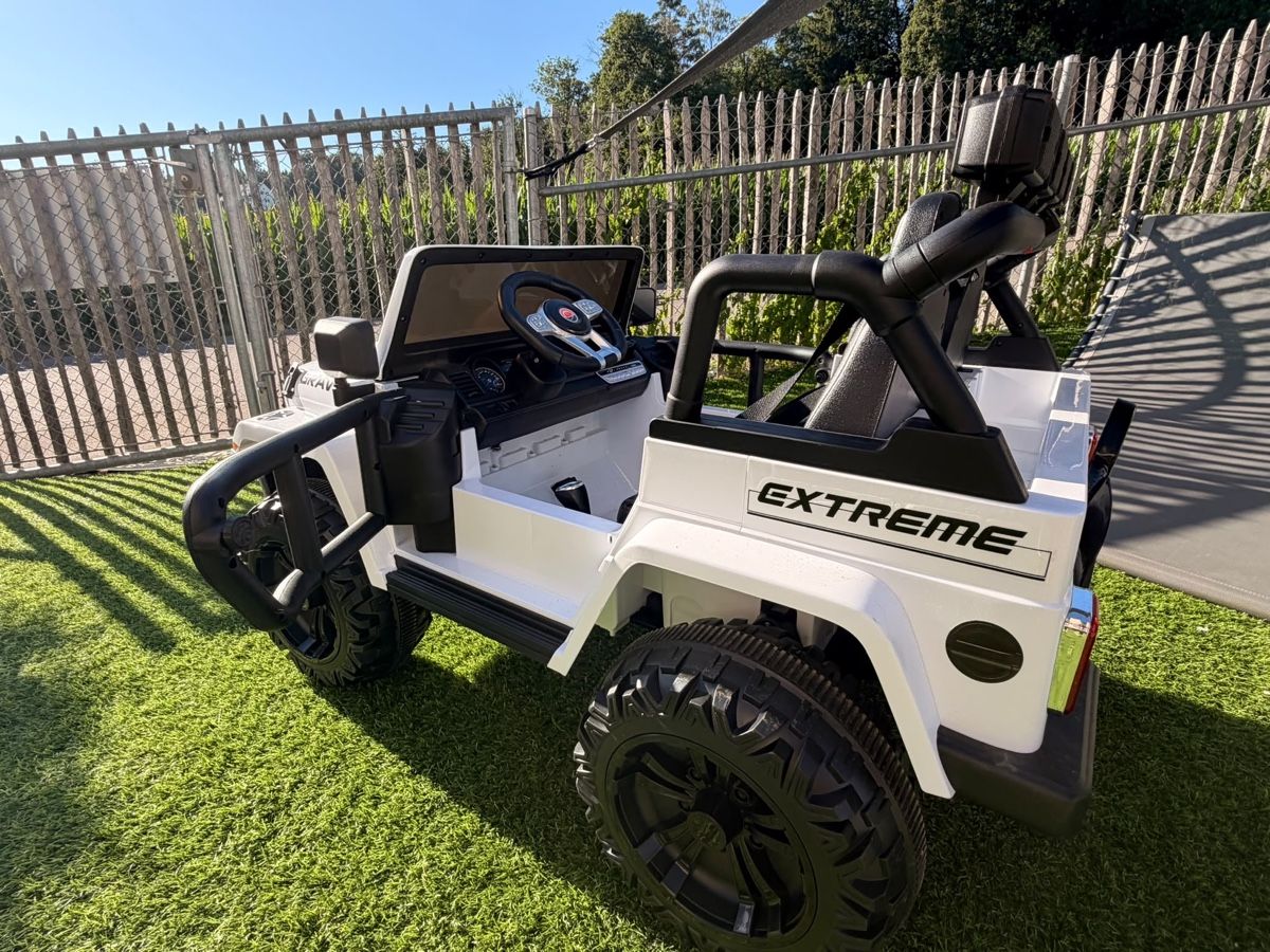 Véhicules pour enfants: Elektroauto Kinder Off-Roader weiss praktisch neuwertig – D'occasion à Buchs ZH par gofast17 1