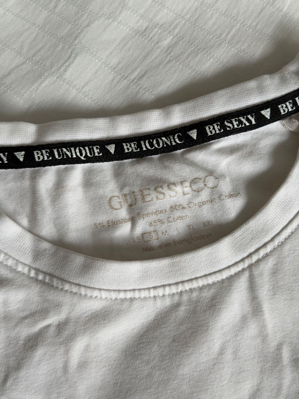 T-shirt: Weisses GUESS T-Shirt – Usato da Sargans venduto da lil_s2h8 1
