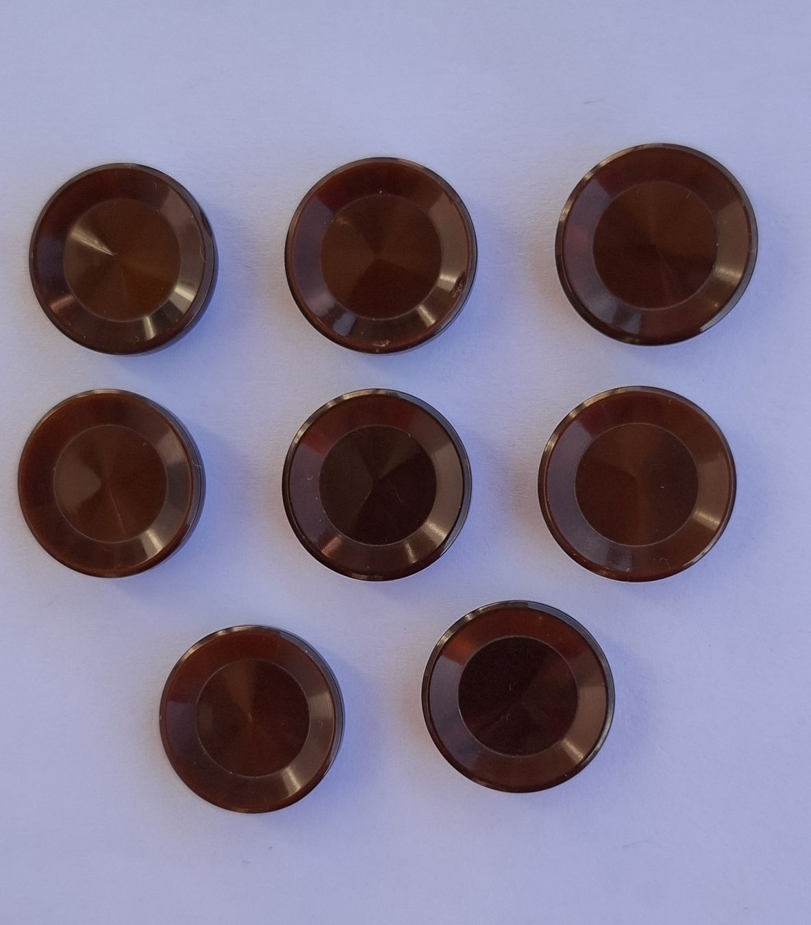 Knöpfe: 8 Stück Knöpfe caramelbraun, 18 mm. – Gebraucht aus Dietikon von Hirschkopf