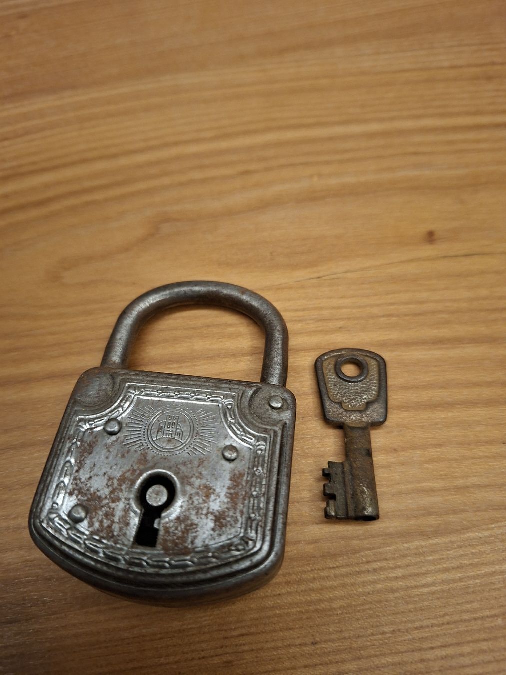 Cadenas: Antikes Vorhängeschloss – D'occasion à Ganterschwil par HeidiuPeter 1