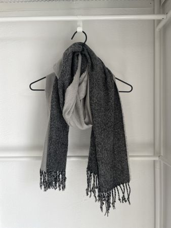 Wendbarer Schal, grau/schwarz, Fransen, Herbst-Look