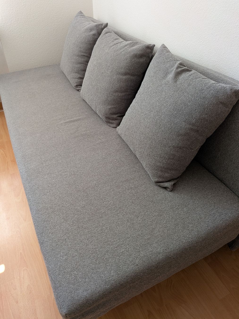 Ikea Sofas: Sofa bed grey with 3 cushions good condition – D'occasion à Schaffhausen par kerberos 2