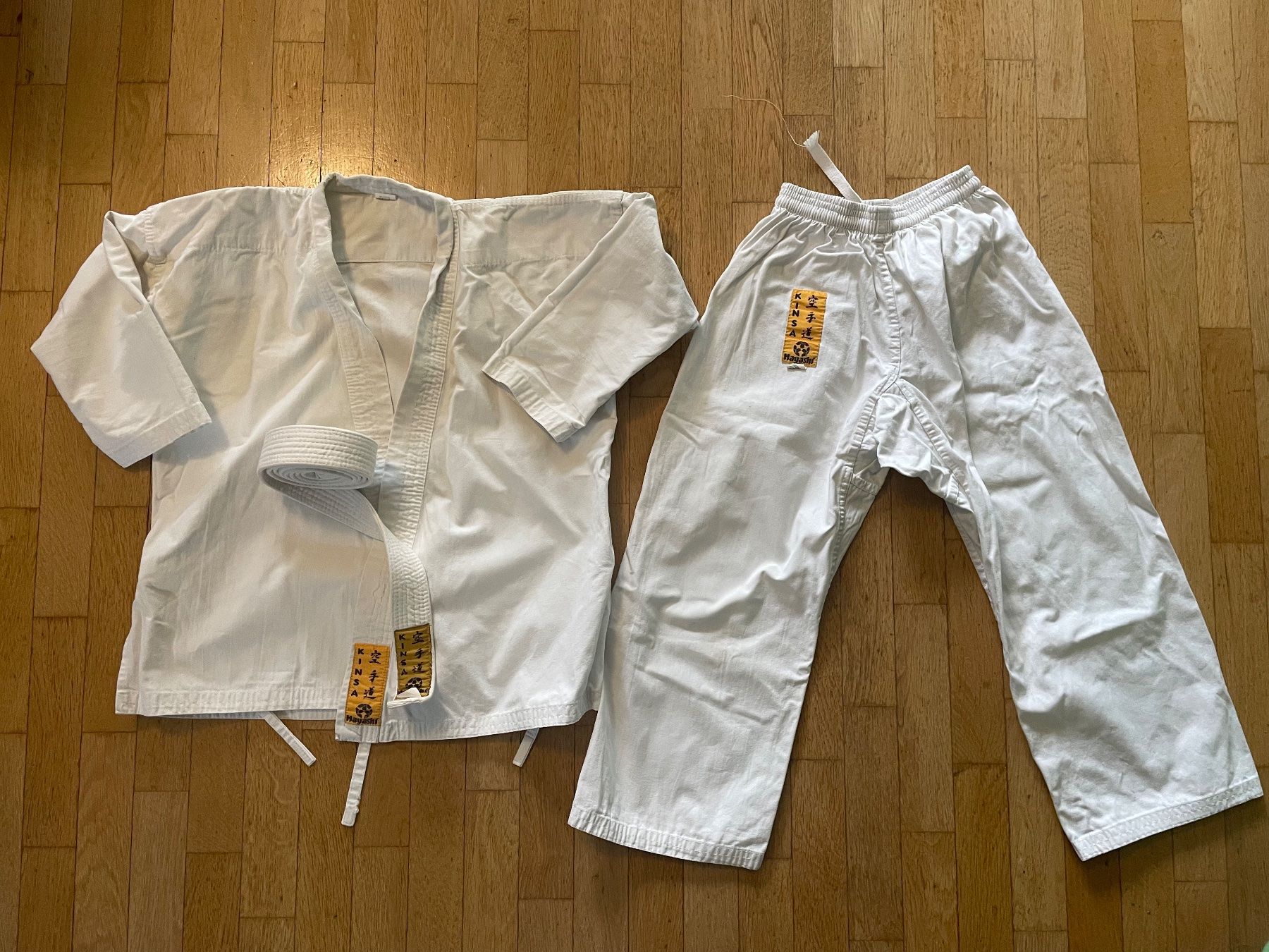 Completi: Karate Anzug Grösse 140 – Usato da Arbon venduto da mannamanna