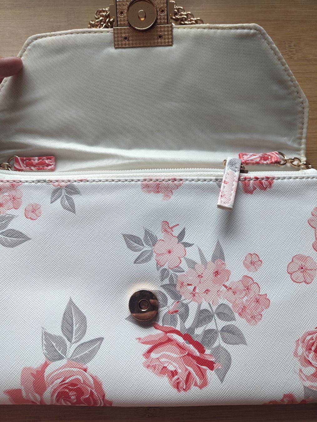 Guess Taschen für Damen: Guess Clutch Kette weiss mit Blumen  – Gebraucht aus Leuggern von Pummi19 2
