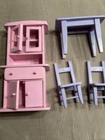 Puppenstube Möbel Set aus Holz: Tisch, Stühle, Küchenschrank