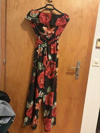Schöner Sommer Jumpsuit mit Blumenmuster, Grösse 36