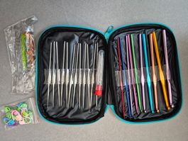 Etui mit Häkelnadeln und Utensilien