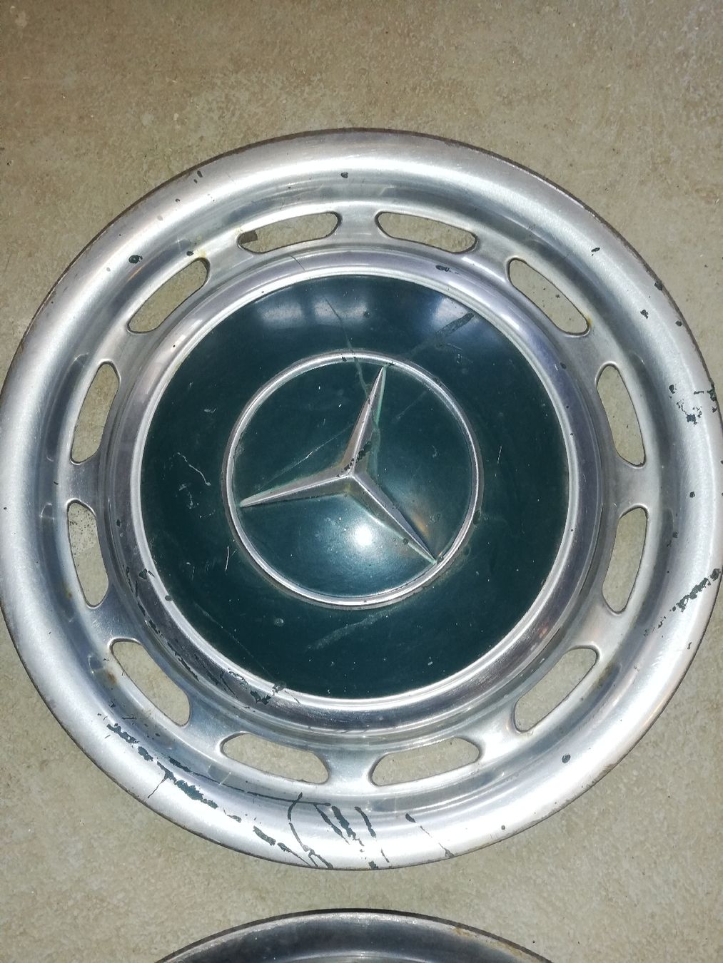 Mercedes-Benz Tutti pezzi di ricambio auto: Mercedes Oldtimer Radkappen – Usato da Lungern venduto da Lena189 3