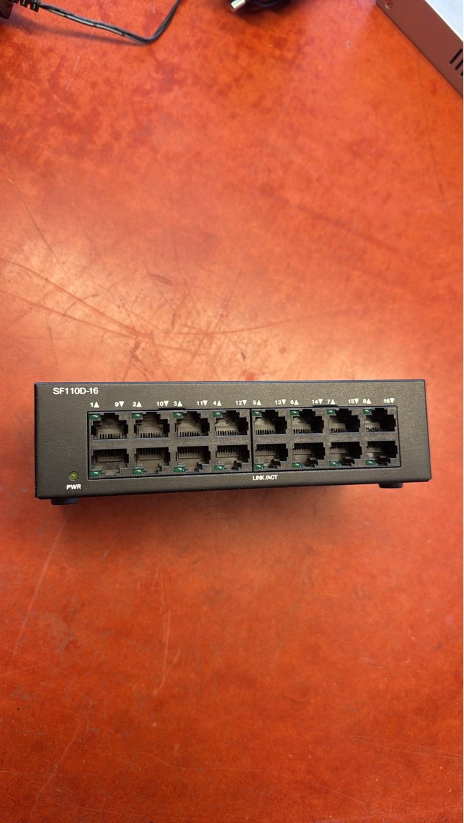 Cisco Hub & Switch: Cisco SF110D-16 16-Port 10/100 Switch - Excellent Condition – Usato da Gebenstorf venduto da Jay.link