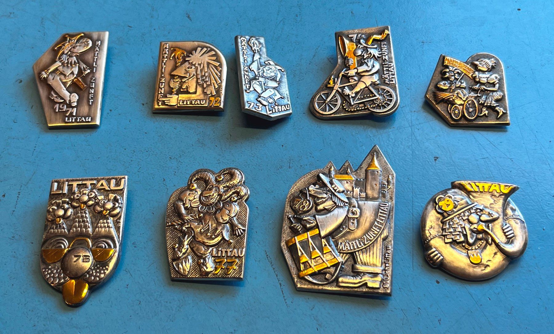 Placchette & Badge: Fasnachtsplaketten Littau,  Teilvergoldet. – Usato da Obernau venduto da Wgnom