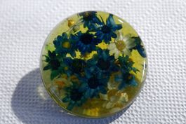 Vintage BROSCHE, Kunstharz mit eingegossenen Blumen, um 1970