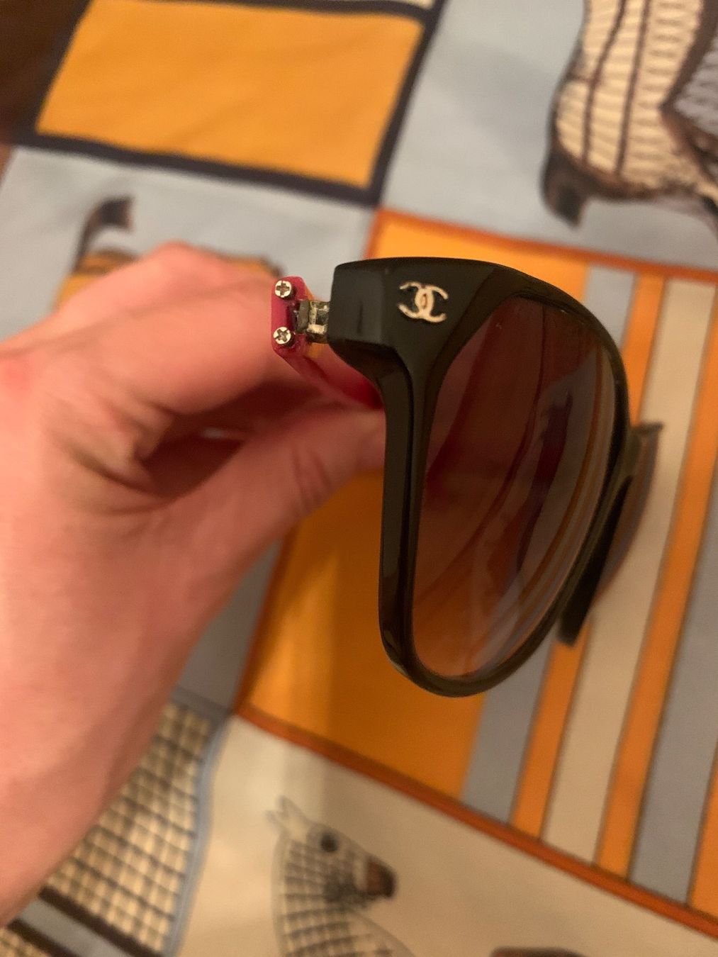 Chanel Occhiali & Lenti: Chanel Sonnenbrille schwarz / rot – Usato da Zürich venduto da dan_j9j6 4
