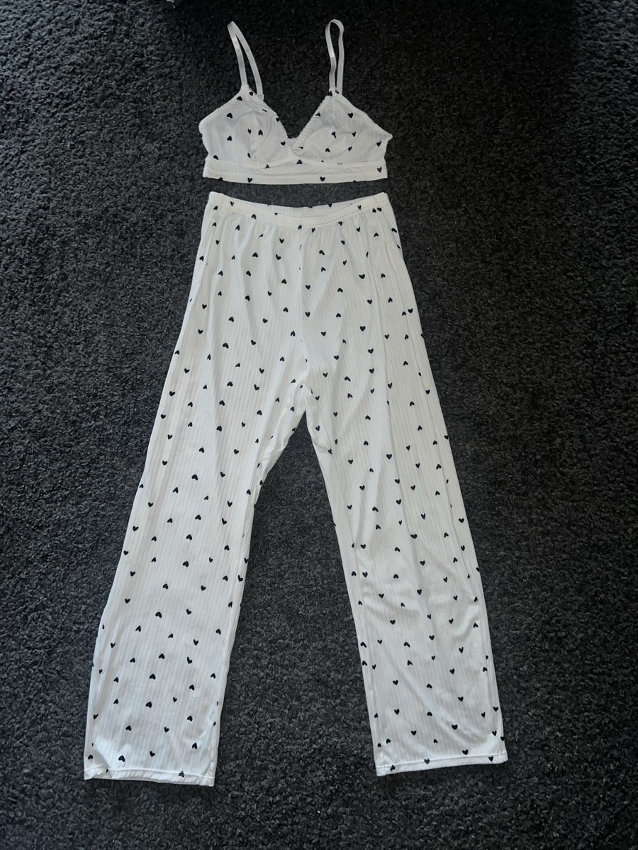 Negligees & Pyjamas: Pyjama Set Damen Weiss Herzchen Gr. M – Neu (gemäss Beschreibung) aus Effretikon von Briga.S.