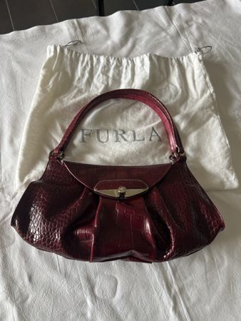 Furla Handtasche bordeauxrot Kroko-Prägung
