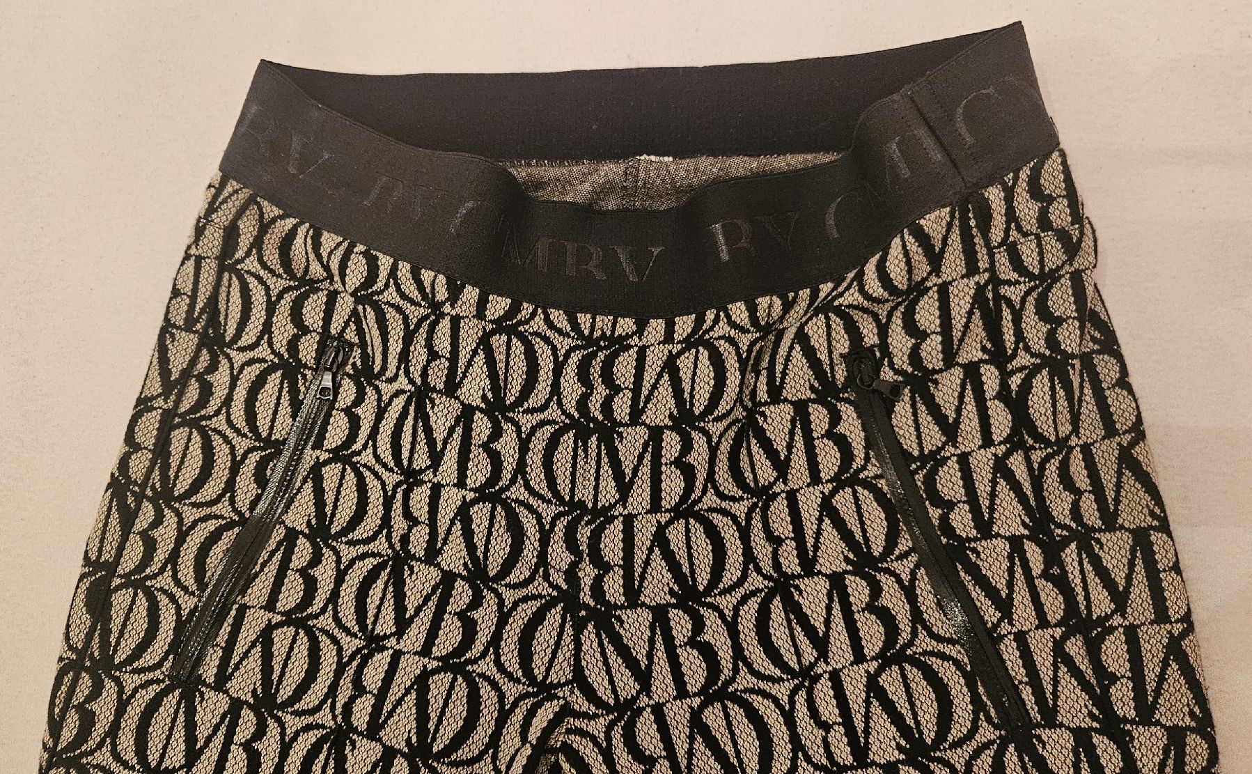 Cambio Pantaloni: Cambio 36 – Usato da Dübendorf venduto da mutti66 1