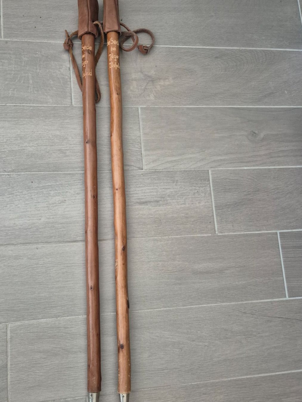 Wanderstöcke: 2 bâtons de marché anciens en bois – Gebraucht aus Fully von tameab