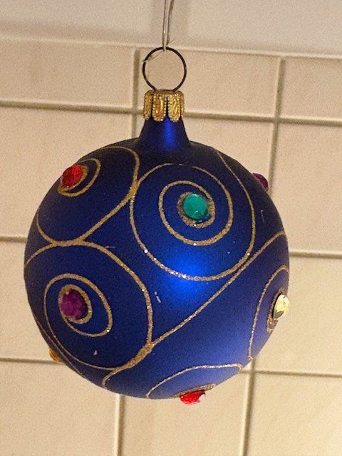 Alle Dekorationen: Hübsche, blaue Weihnachtskugel mit farbigen Glitzersteinchen – Gebraucht aus Gossau/ZH von amazonas66 1