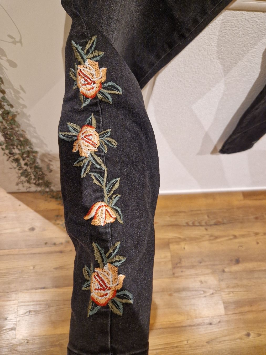 Only Jeans: Only Jeans mit Blumenstickereien – Usato da Luzern venduto da rebsi02 2