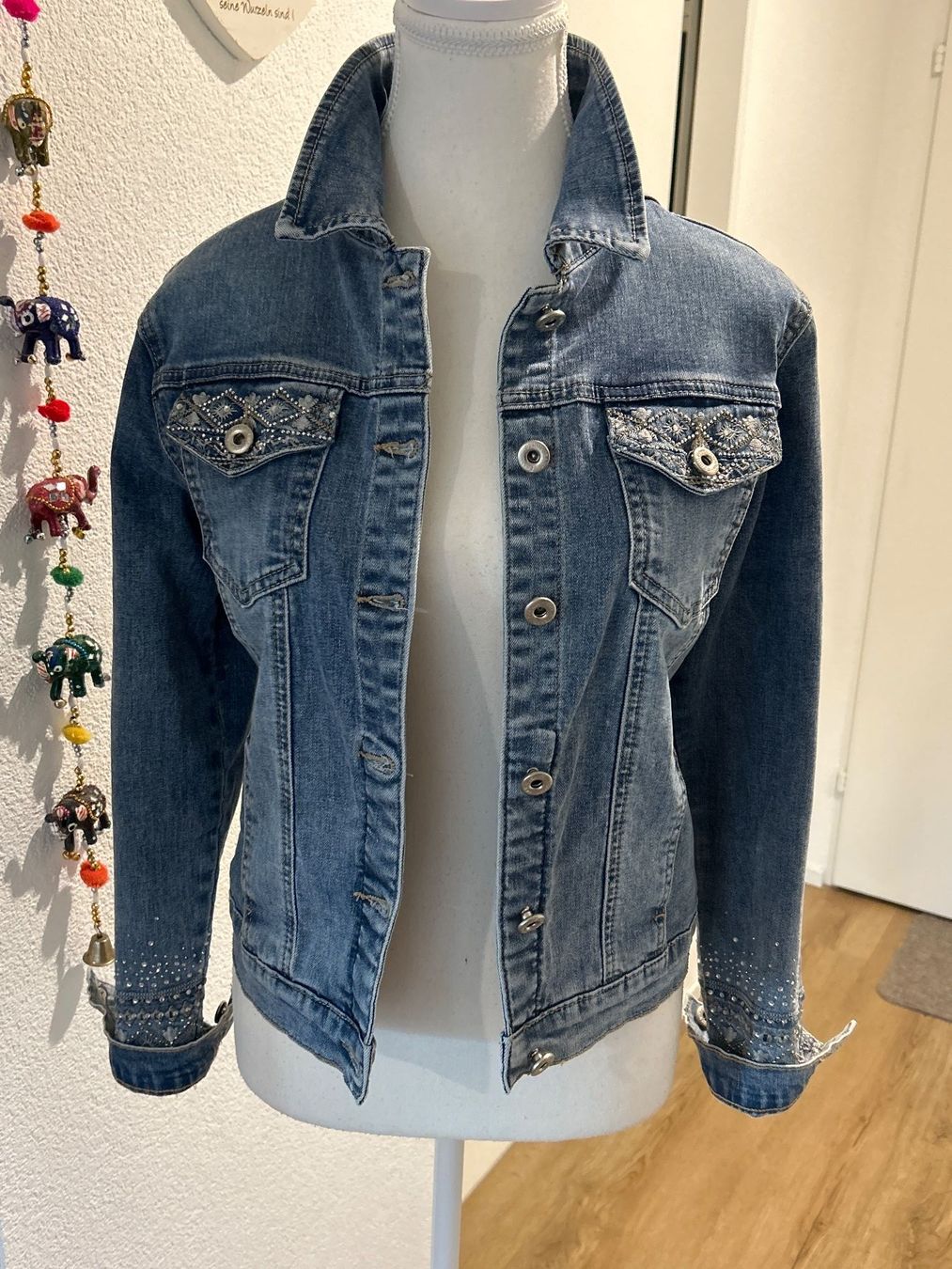Vestes: Damen Jeansjacke blau mit Strasssteine – Neuf (Voir description) à Brunnen par Nala2929 4
