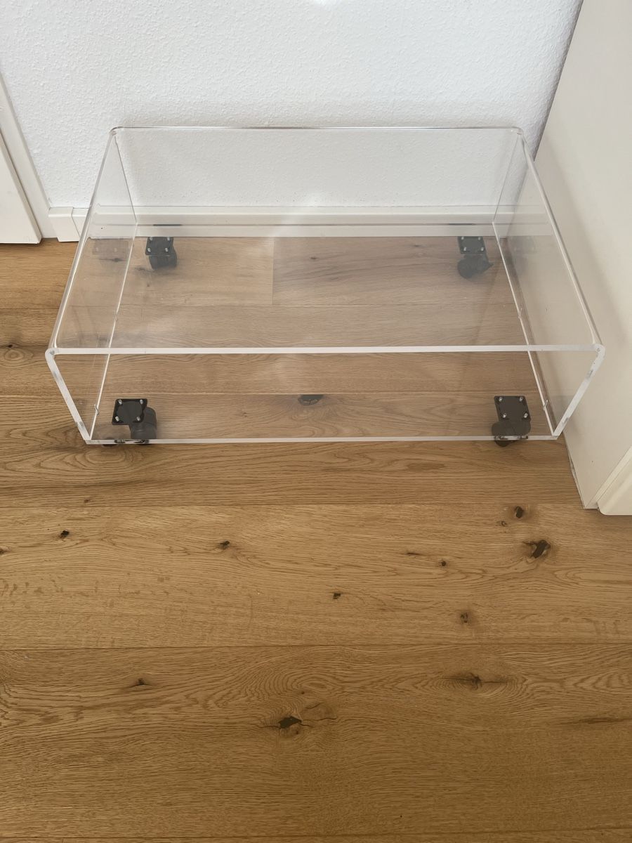 Banconi: Acryglas-Rollmöbel/Beistelltisch/Couchtisch  – Usato da Rudolfstetten venduto da Sunny114
