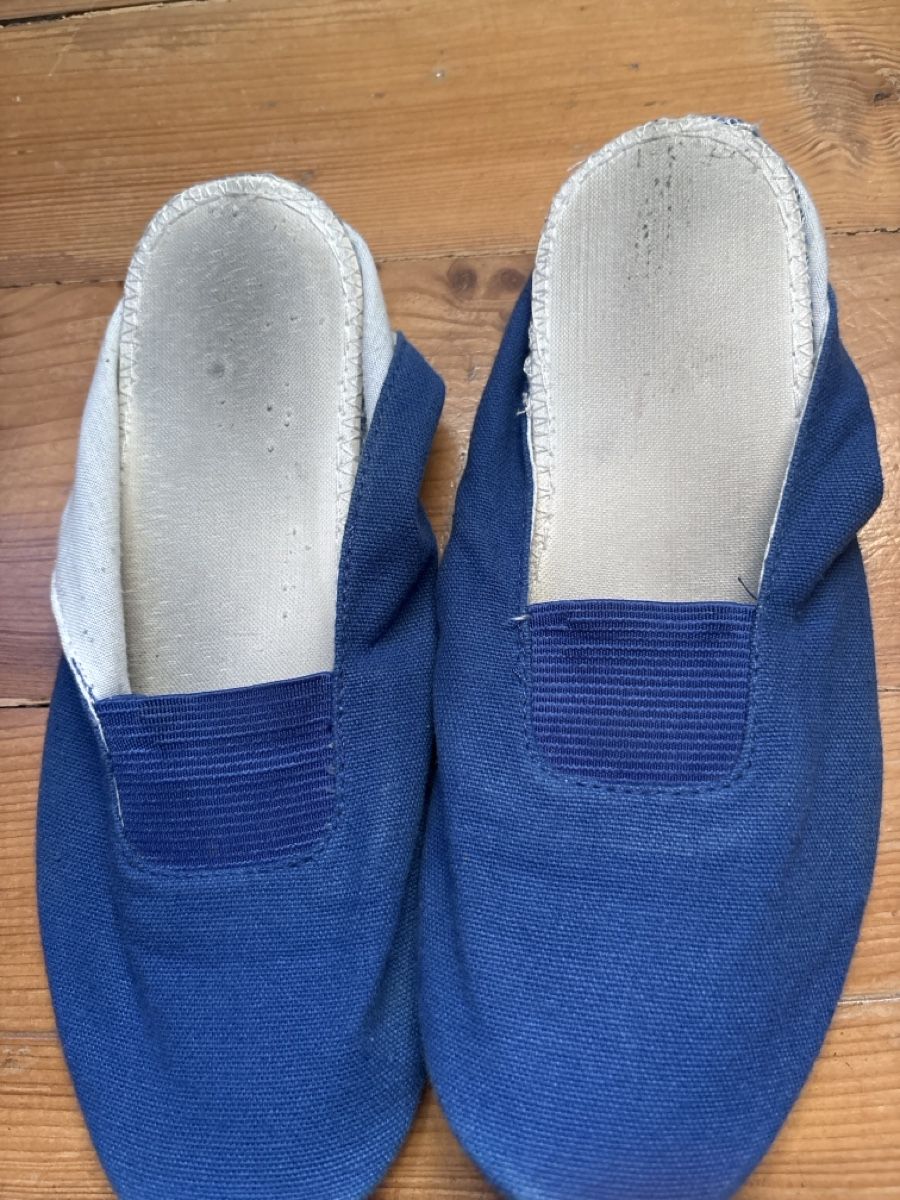 Herrenschuhe: Gymnastikschuh/Turnschläppchen blau Grösse 33, – Gebraucht aus Regensdorf von Piritatti 4