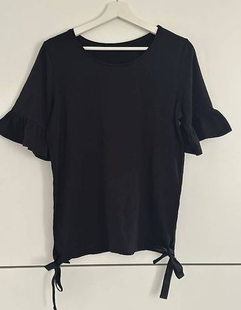 Schöne und elegante T-SHIRT mit Volantsärmel. Gr. 42