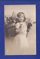 ENFANT - Jeune fille et fleurs