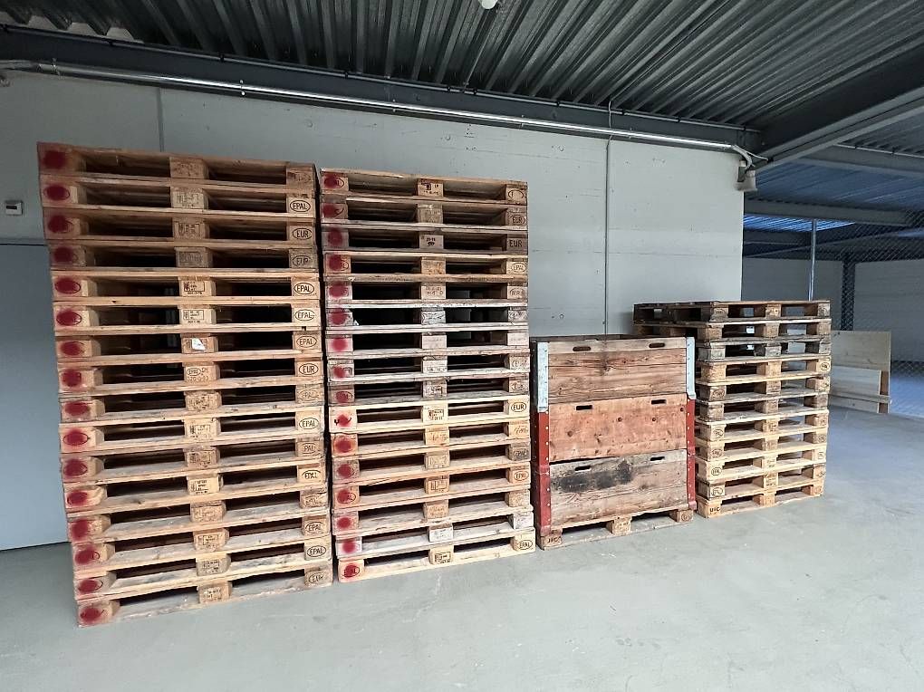 Paletten: Paletten und Palettrahmen – Gebraucht aus Brügg BE von ISIS92
