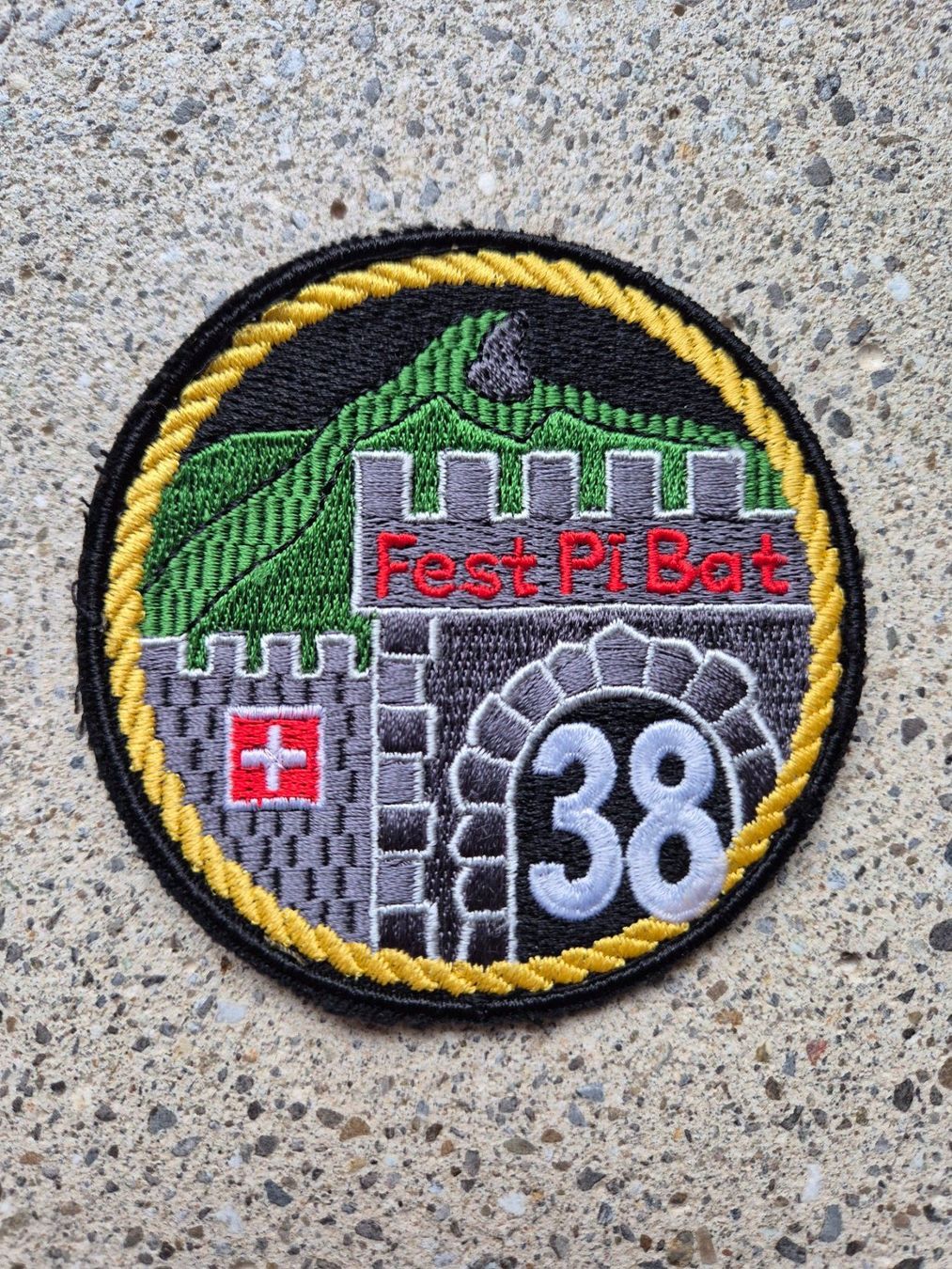 Schweizer Armee Placchette & Badge: *** Badge Armee 95 Fest Pi Bat 38 *** – Nuovo e nell'imballaggio originale da Riedholz venduto da fr_sIruP