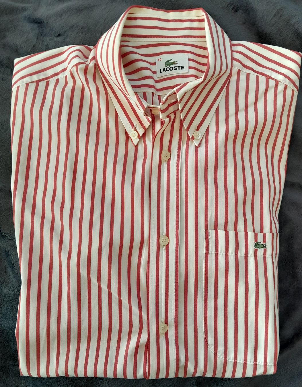 Lacoste Camicie: Chemise Lacoste rayée rouge et blanche - Taille 40 – Usato da Renens VD venduto da ser_j2fn