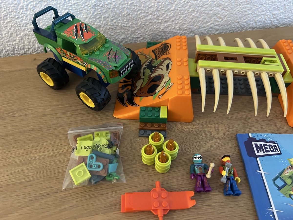 Mega Giocattoli: Mega Monster Trucks Mega-Wrex Knochen Crash Stuntbahn – Usato da Naters venduto da Gemschhtte 1