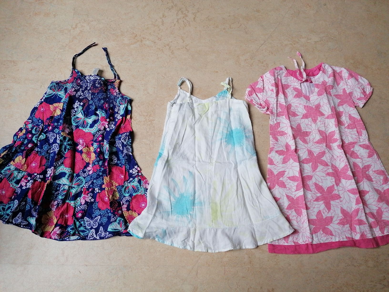 Lotti & Set di vestiti: 3 süsse Sommerkleider Gr. 104 – Usato da Klingnau venduto da vollmond36