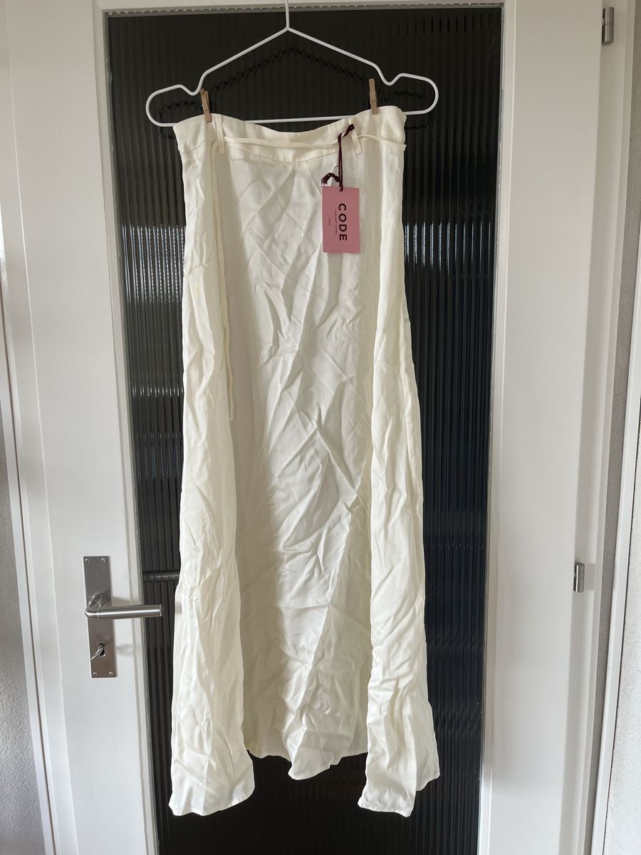 Jupes: Jupe blanche Taille M – D'occasion à Fribourg par ine_y5jc