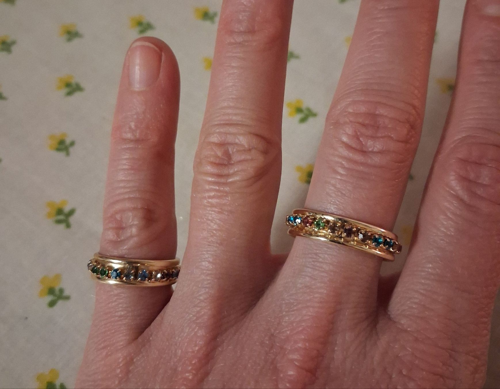 Anelli: 2 bunte Ringe, Modeschmuck, Goldfarben, NEU! – Nuovo e nell'imballaggio originale da Wald ZH venduto da e8e 2