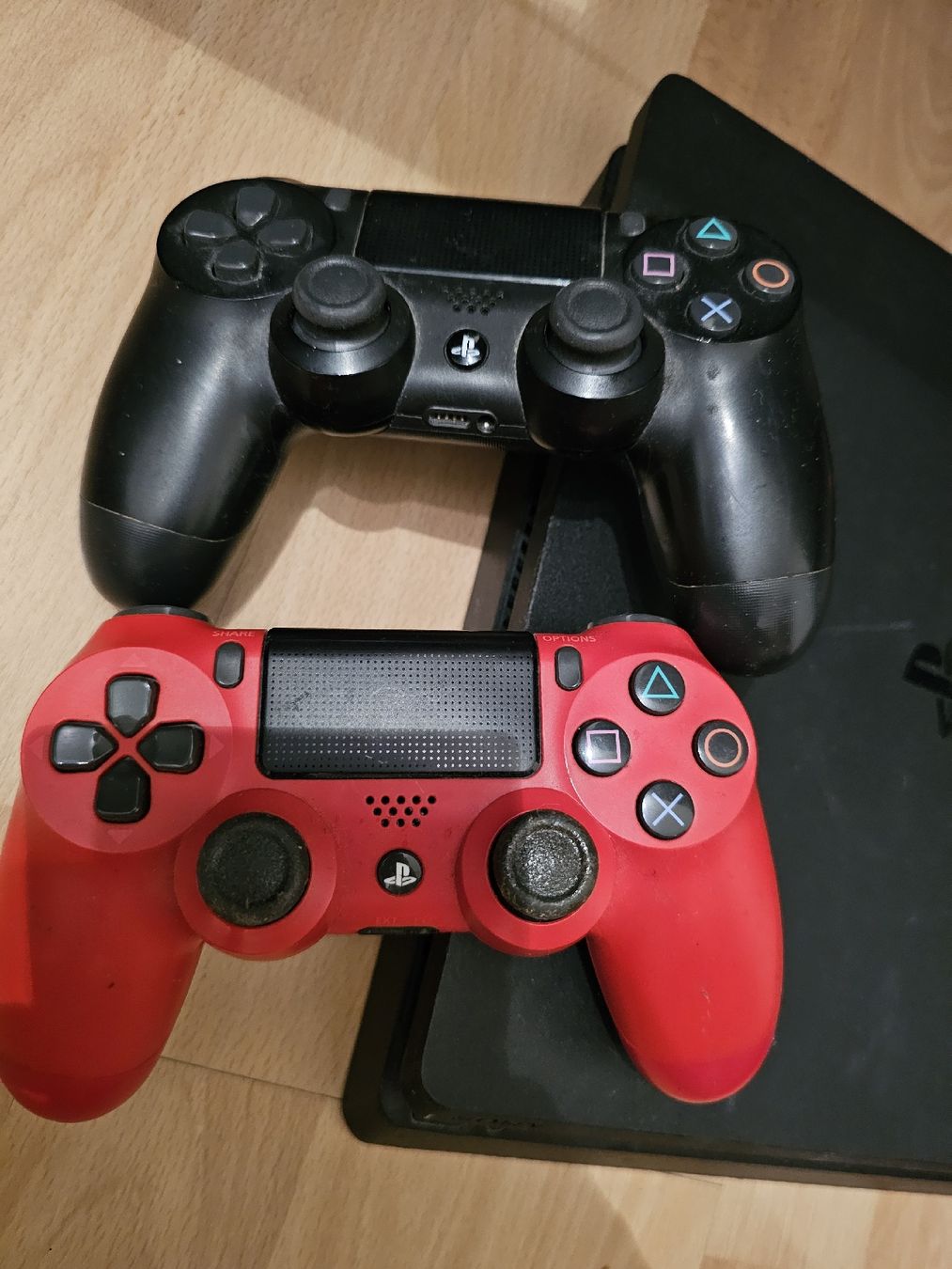 Sony Console: PlayStation 4 Slim (CUH-2116A) mit 2 Controllern – Usato da Affoltern am Albis venduto da hwulf 3
