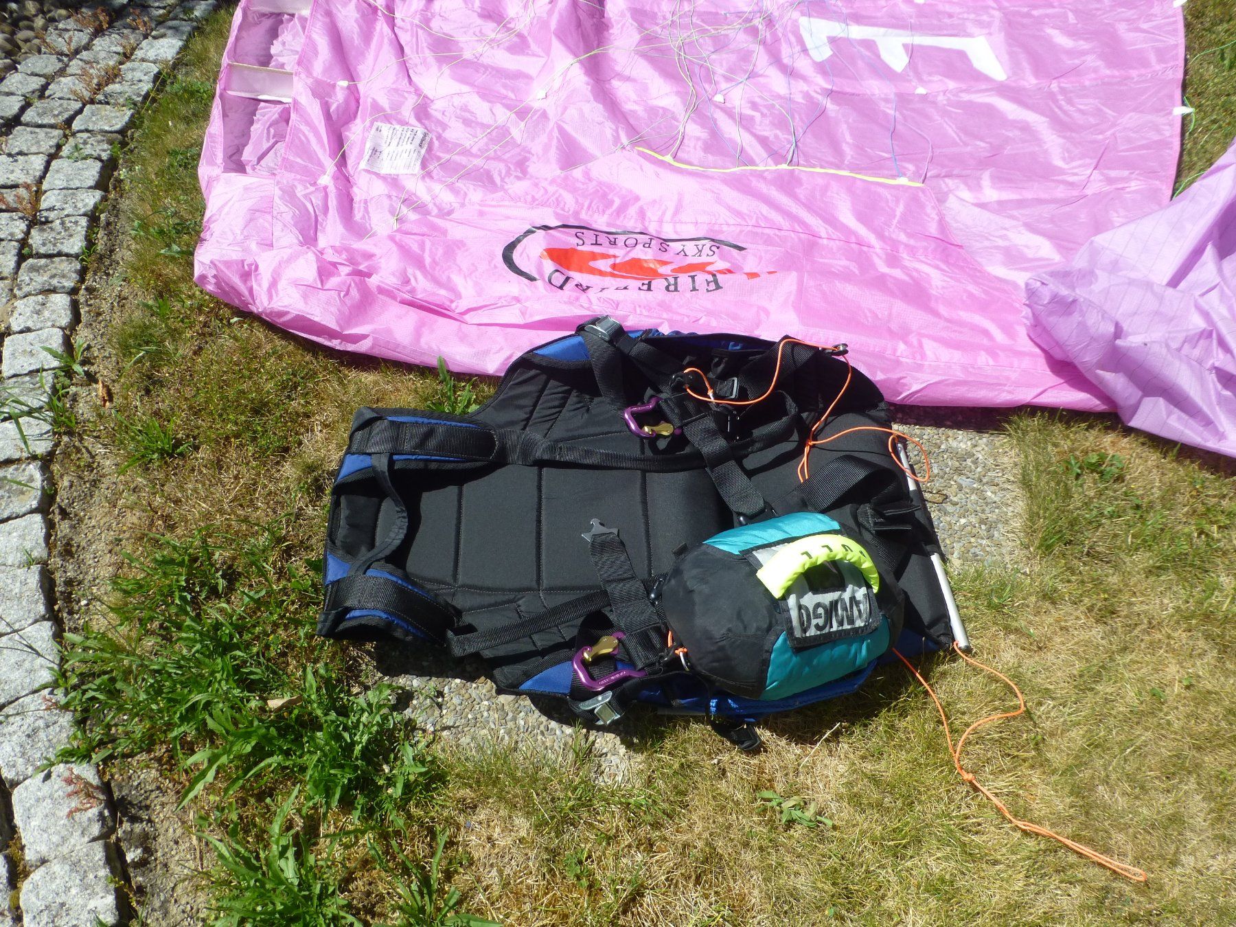 Sport dell'aria & Aquiloni: N - JOY Gleitschirm mit Sitz, Notschirm und Rucksack – Usato da Lupfig venduto da Casch13 1