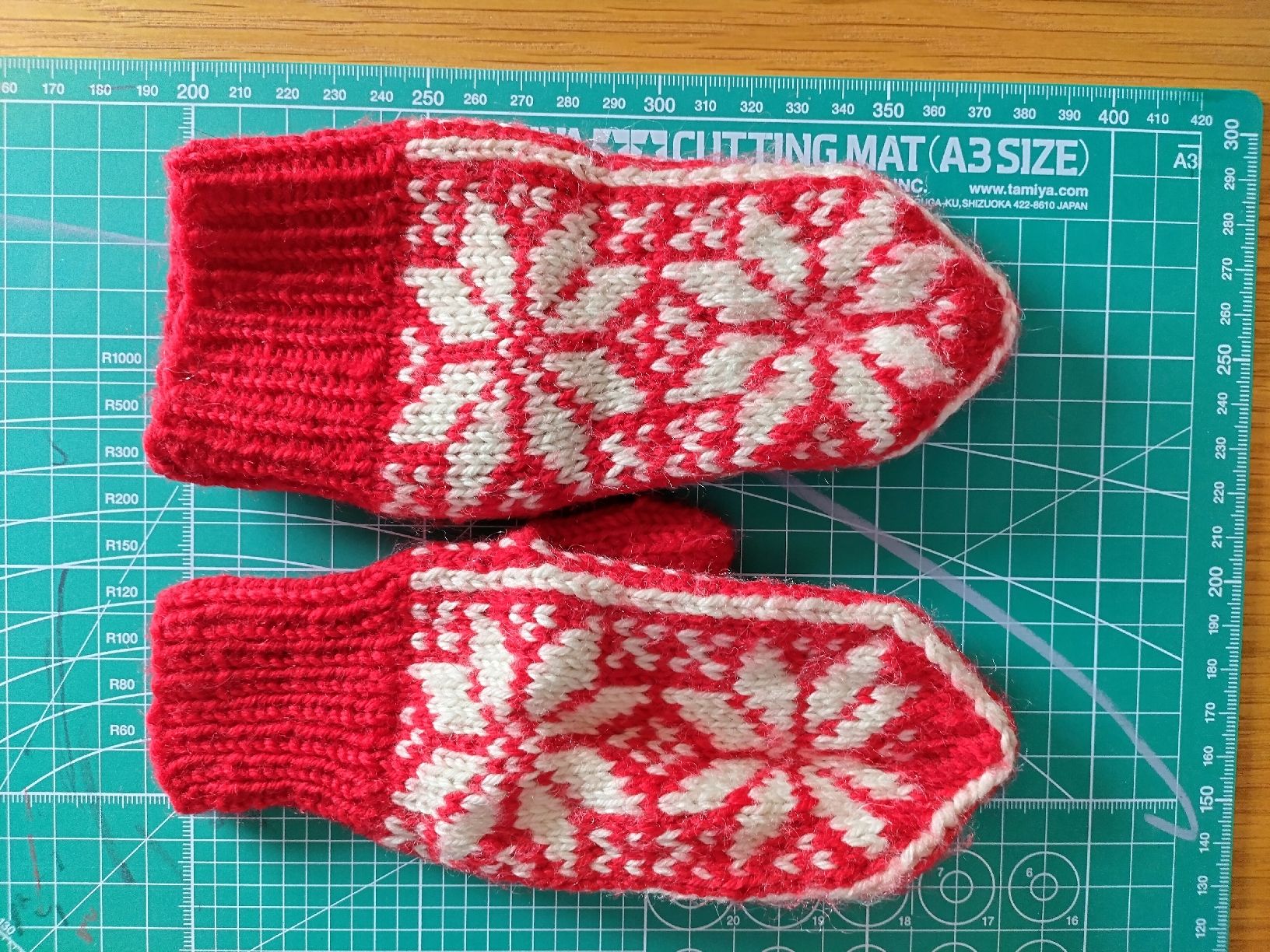 Guanti & manicotti: Handgestrickte Fäustlinge aus isländischer Wolle. – Usato da Zürich venduto da isthatablatt