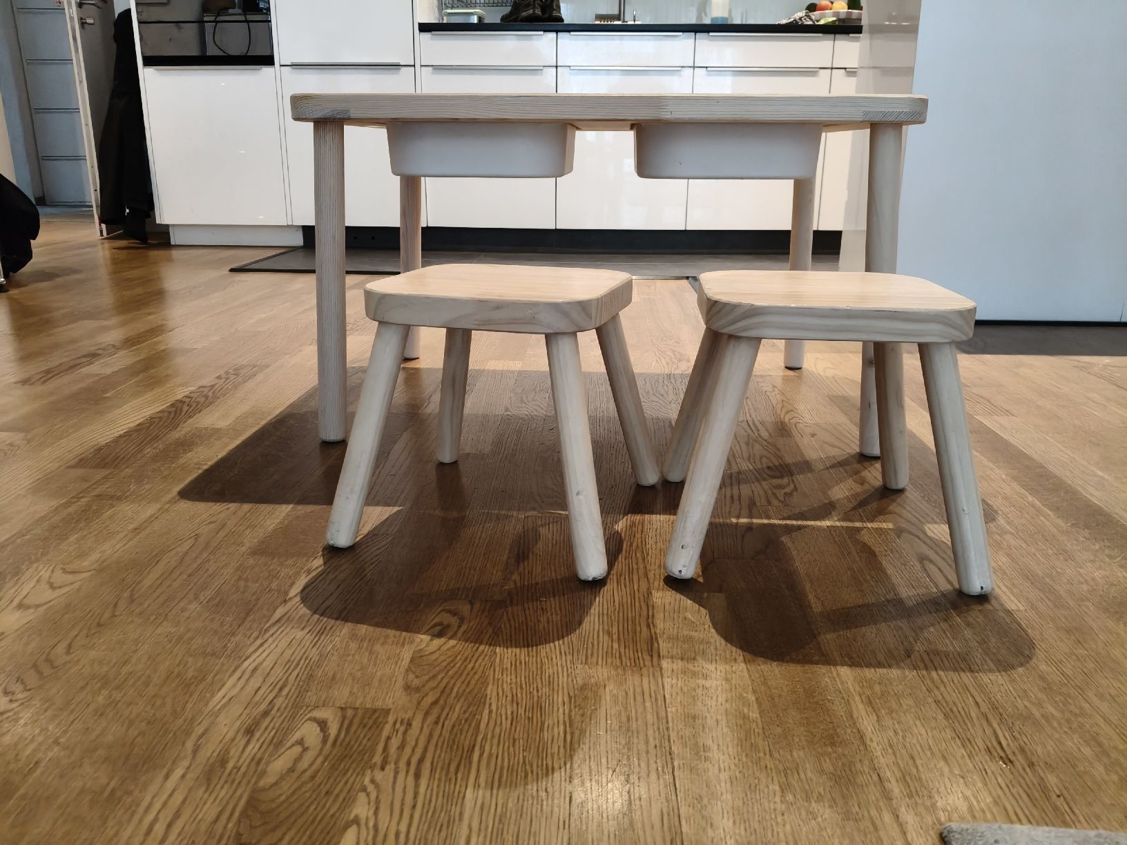 Ikea Tischset: Kinder Tisch mit zwei Hockern – Gebraucht aus Oberengstringen von Germii 1