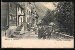 Zermatt, Strasse mit Passanten, Pavillon