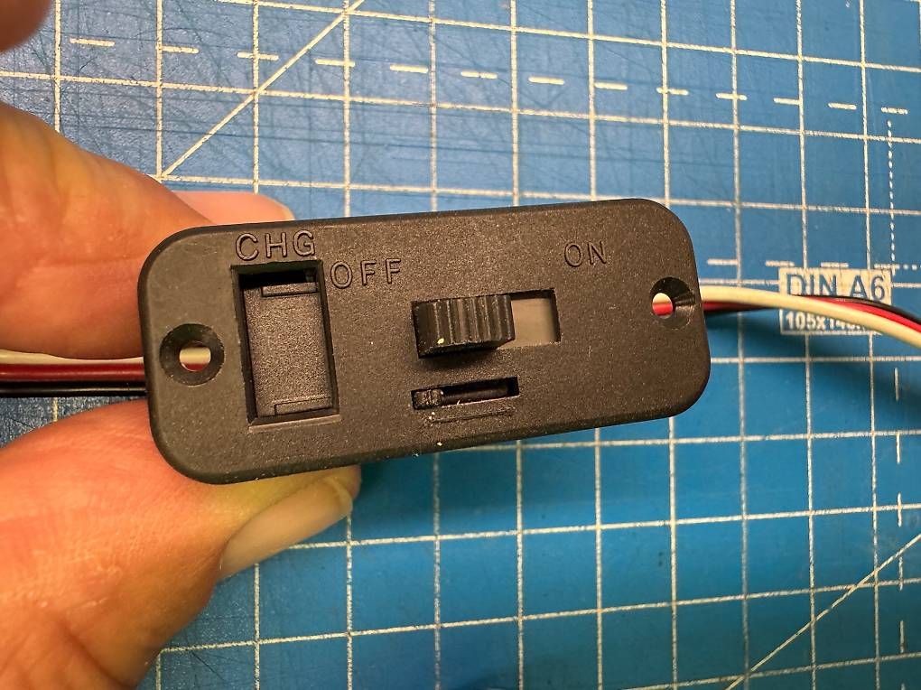 Nimh Akkus, Ladegeräte & Netzgeräte: Robbe Empfänger-Notstromversorgung 4.8V/2000mAh – Gebraucht aus Wallisellen von WB8304 1