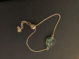 Bracelet doré avec cabochon en verre vert