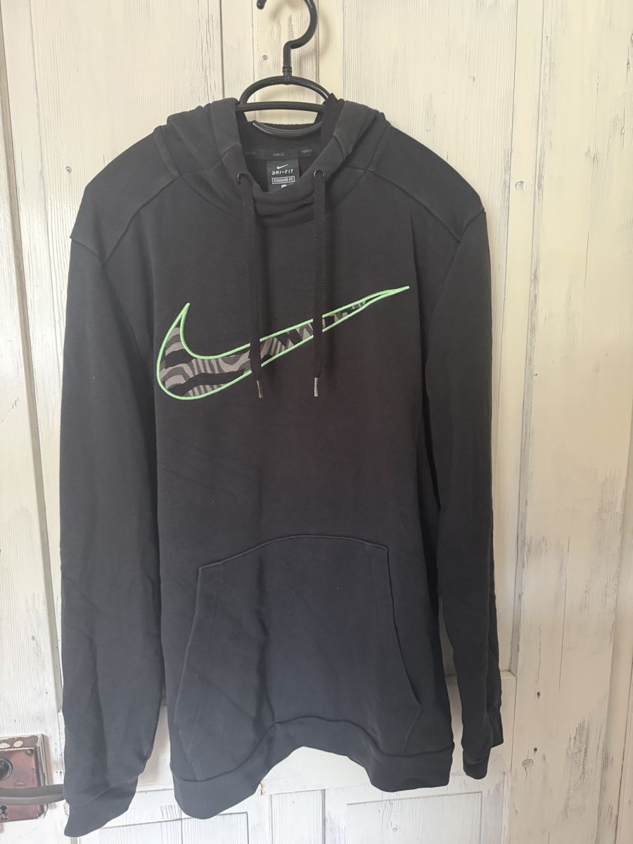 Nike Pullover & Sweatshirts: Schwarzer Nike Hoddie – Gebraucht aus Innertkirchen von shu_v7bj