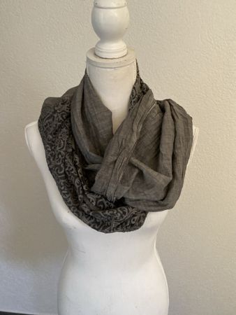 NILE Loop Schal grau mit Ornament Muster guter Zustand
