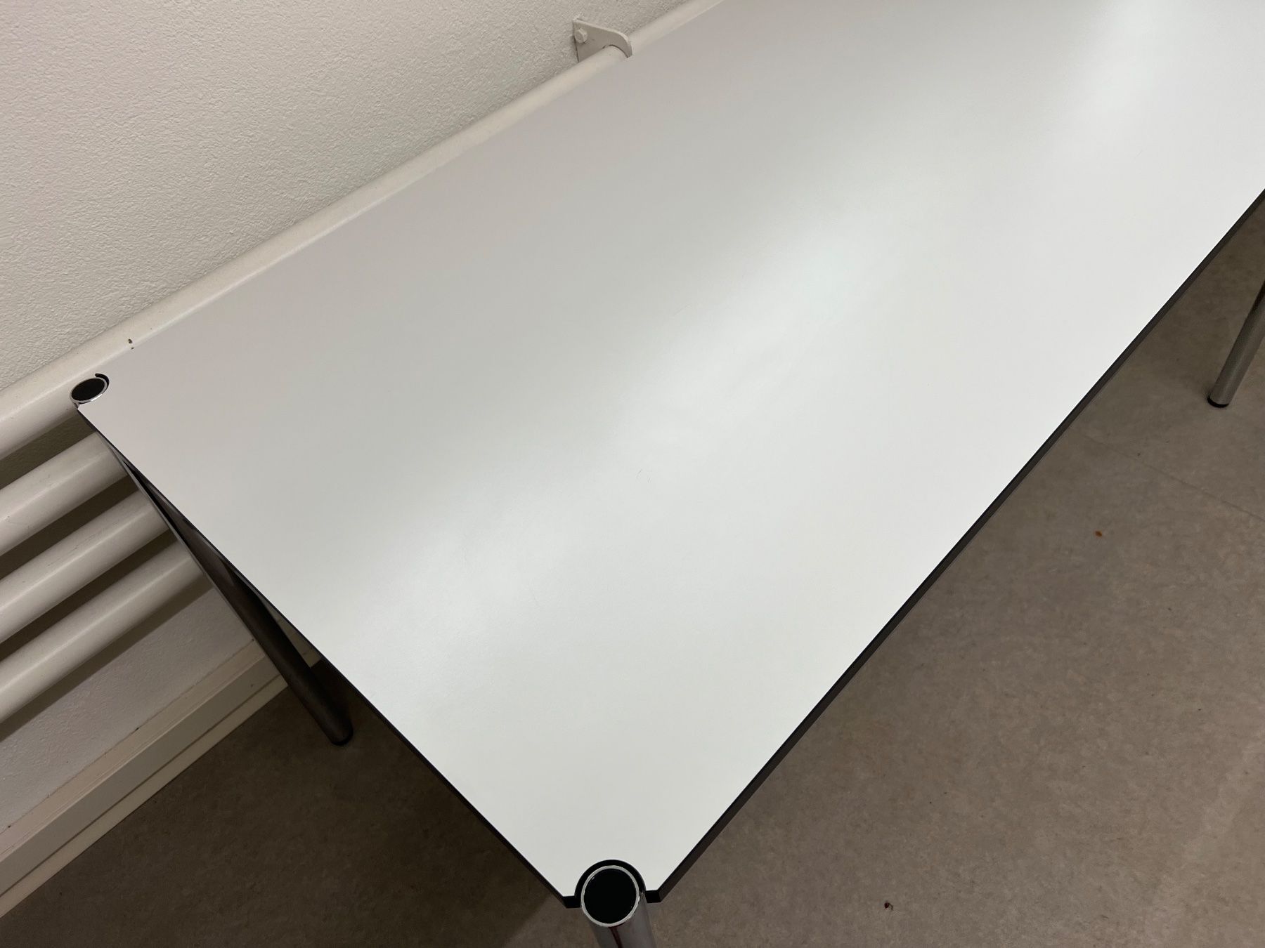 USM Tavoli: USM Schreibtisch 150x75 cm weiss – Usato da Basel venduto da La.Bonne.affaire 3