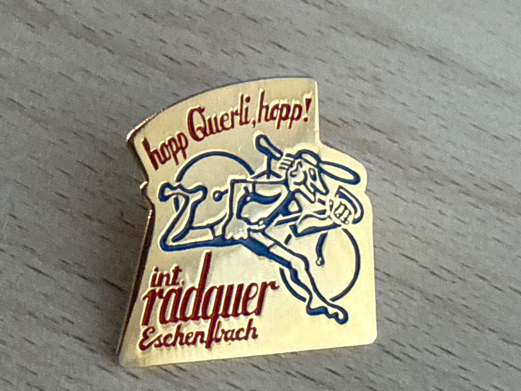 Plaquettes & Badges: Pin  'hopp Querli, hopp'  Int. Radquer Eschenbach – D'occasion à Glattbrugg par Schweigmatt