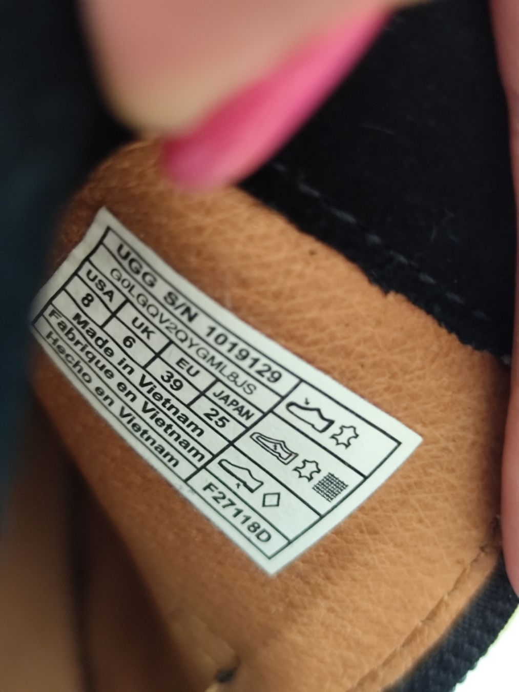 Ugg Scarpe da uomo: UGG Boots Black Suede Size 8 EU 39 with Box – Nuovo (secondo la descrizione) da Mägenwil venduto da VintageGirly 4