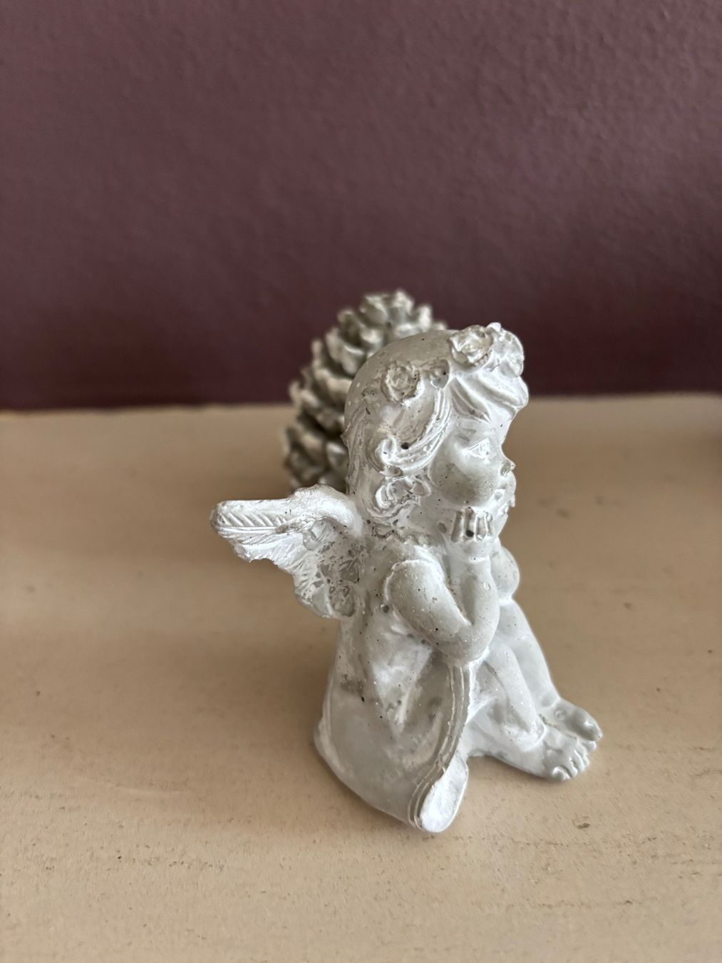 Statuette: Kleines sitzendes Engeli Gips oder Beton 8x6 cm – Nuovo (secondo la descrizione) da Balsthal venduto da Uroby 2