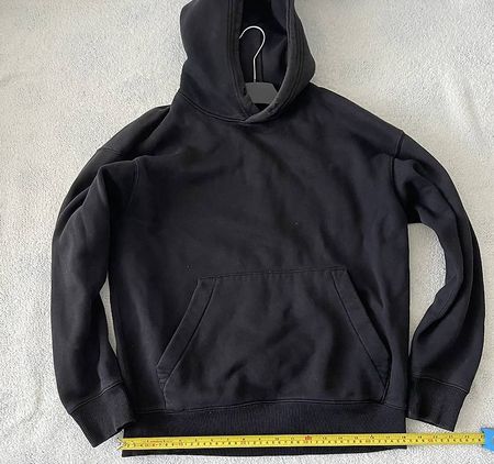 Schwarzer Hoodie 