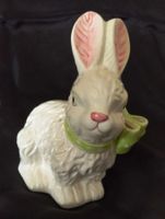Hase sitzend mit Halsband aus Porzellan, Grösse 16 cm