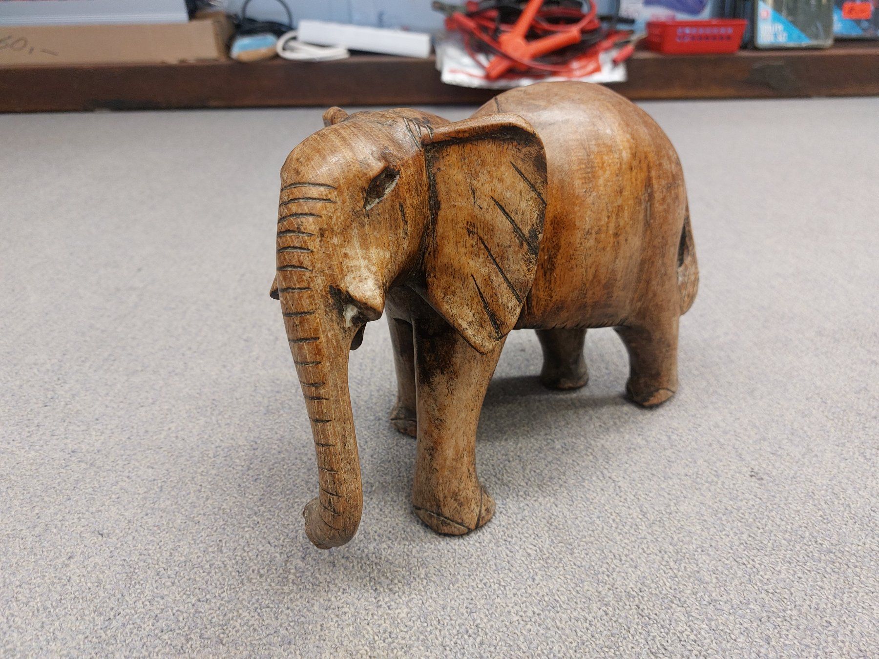 Figurines: Elefant aus Holz, Höhe 18 cm – D'occasion à Dietikon par Wildtransporte 1